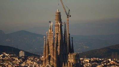Architektur-Ikone in Barcelona: die Basilika Sagrada Família. Mit einem neuen Kreuzsegment überragt die Basilika in Barcelona erstmals das Ulmer Münster. (Foto: Emilio Morenatti/AP/dpa-tmn)