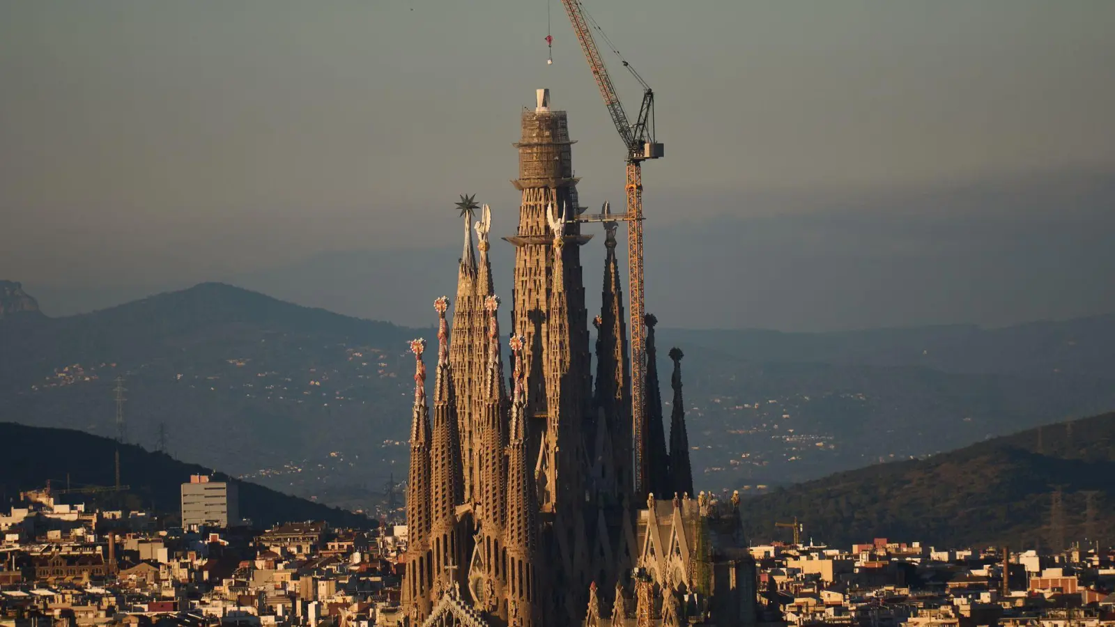 Architektur-Ikone in Barcelona: die Basilika Sagrada Família. Mit einem neuen Kreuzsegment überragt die Basilika in Barcelona erstmals das Ulmer Münster. (Foto: Emilio Morenatti/AP/dpa-tmn)