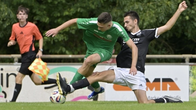 „Erfreut” sich beinharter Bewachung: Der Herrieder Michael Sperr (links, hier gegen Peter Muschaweck von der DJK Göggelsbuch) hat dennoch schon elfmal getroffen. (Foto: Martin Rügner)
