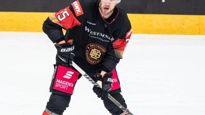 Daniel Schmölz von Deutschland spielt den Puck. (Foto: Matthias Balk/dpa/Archivbild)