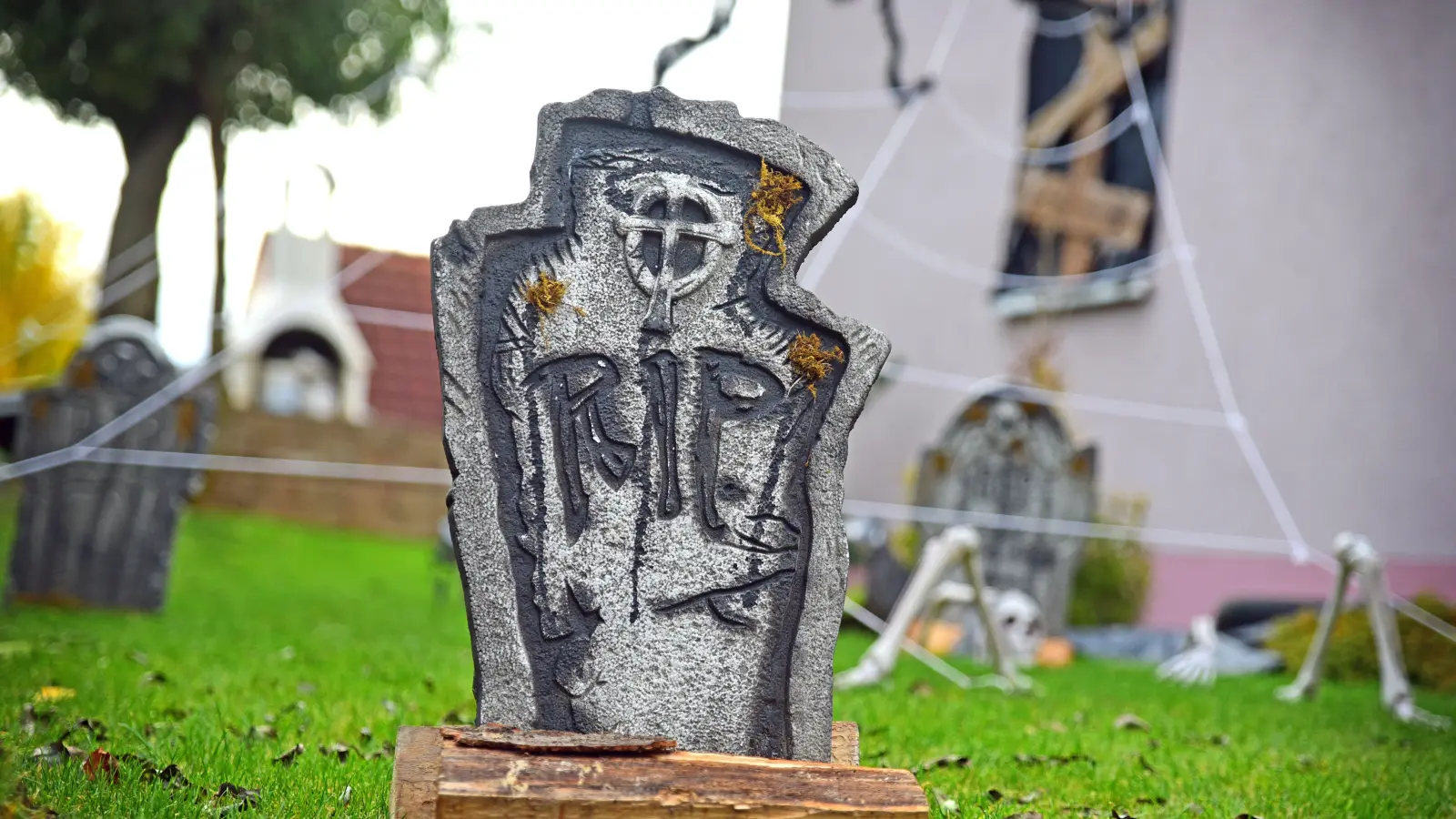 RIP - Rest in Peace. „Ruhe in Frieden” kann man sich bei diesem Umfeld nur schwer vorstellen.  (Foto: Irmeli Pohl)