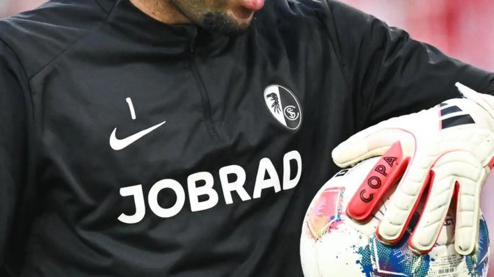 Eintracht Frankfurt soll über eine Verpflichtung von Noah Atubolu nachdenken. (Archivbild) (Foto: Silas Stein/dpa)