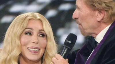 Thomas Gottschalk überreichte einen Bambi an Sängerin Cher. (Foto: Peter Kneffel/dpa)