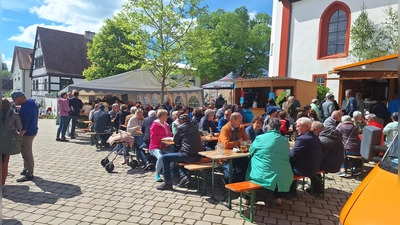 Der Markt ist traditionell eine Mischung aus regionalem Handel, Gastronomie und gesellschaftlichem Beisammensein. (Foto: Hans-Bernd Glanz)