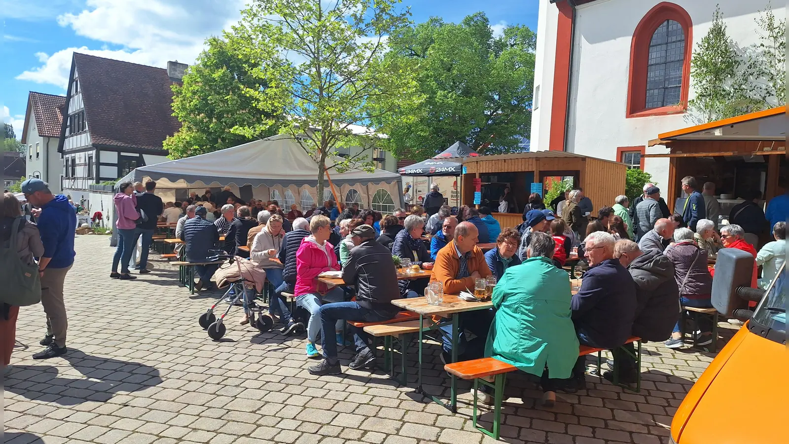 Der Markt ist traditionell eine Mischung aus regionalem Handel, Gastronomie und gesellschaftlichem Beisammensein. (Foto: Hans-Bernd Glanz)