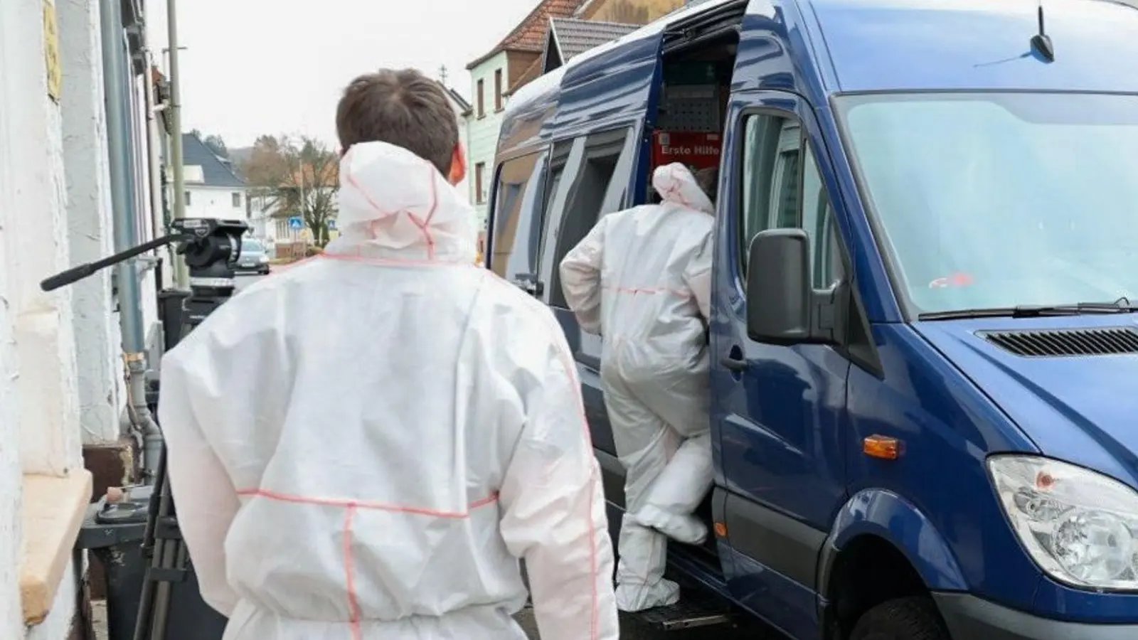 Die Spurensicherung der Polizei ist im Einsatz. (Foto: Brandon Lee Posse/dpa)