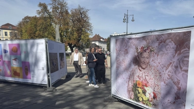 Auf dem Plateau vor dem Theater Ansbach ist noch bis Sonntag die eindringliche Foto-Ausstellung zum Thema Demenz zu sehen. (Foto: Lara Hausleitner)