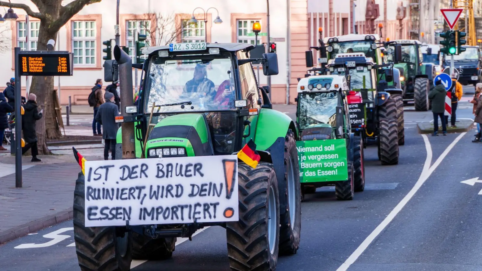 Bauern waren gegen die Streichung auf die Straße gegangen, nun wird sie zurückgenommen. (Archivbild) (Foto: Andreas Arnold/dpa)