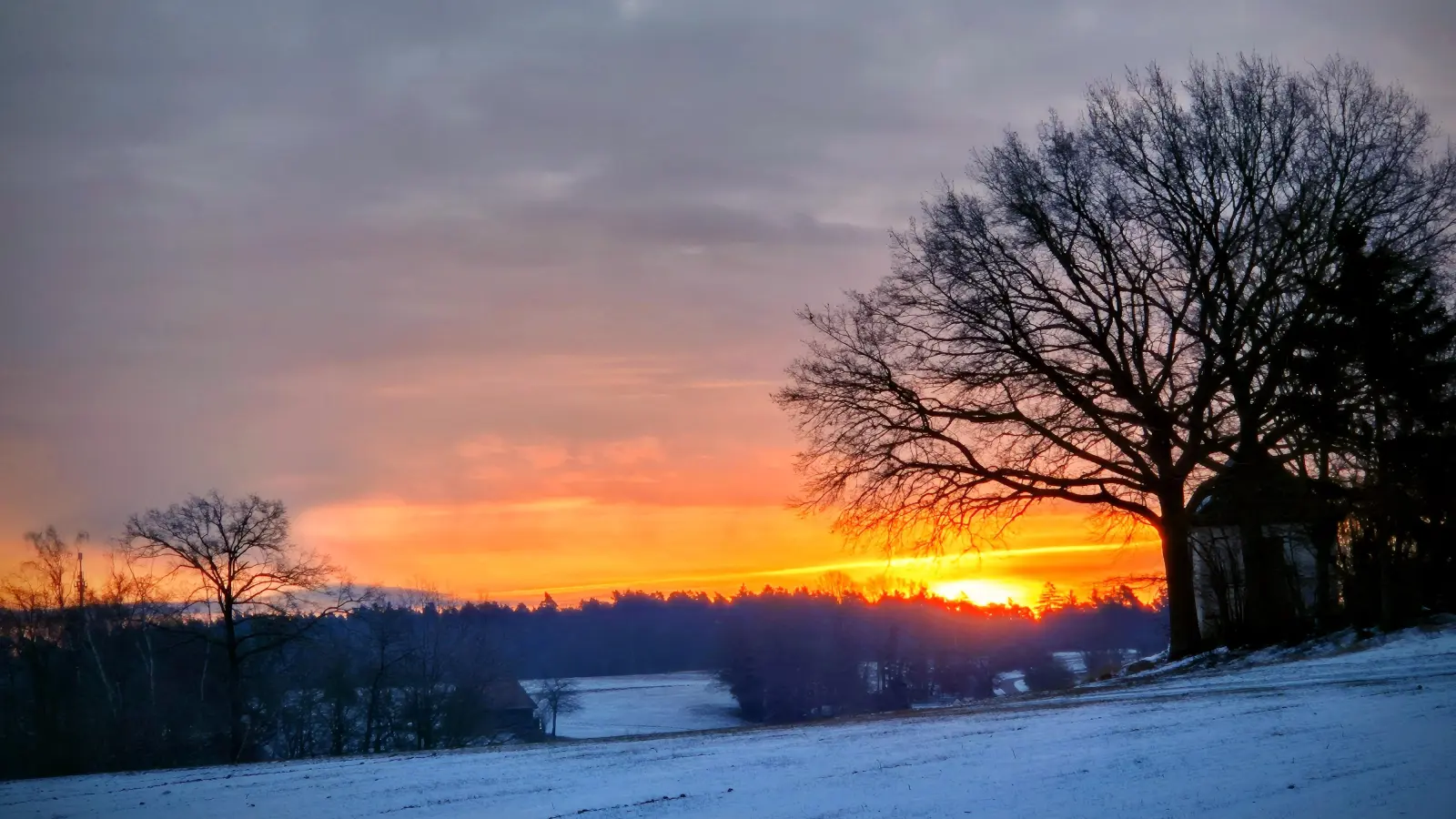 Auf seiner Morgenrunde genoss Uwe Chszaniecki den Sonnenaufgang über dem Lichtenauer Ortsteil Boxbrunn. (Foto:  Uwe Chszaniecki)