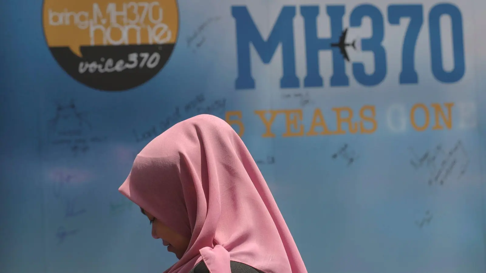 Seit elfeinhalb Jahren warten die Angehörigen der Insassen auf Antworten. (Archivbild) (Foto: Vincent Thian/AP/dpa)