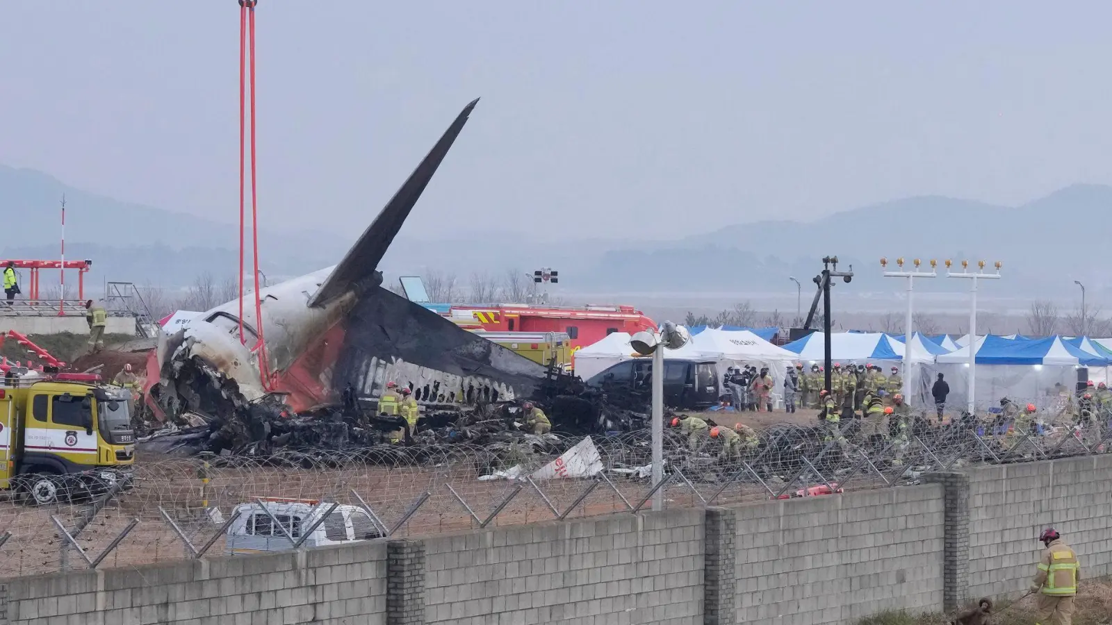 Die Maschine von Jeju Air zerschellte am Ende der Landebahn.  (Foto: Ahn Young-joon/AP/dpa)