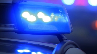 Polizeieinsatz in Niederbayern: Zwei Nachbarn streiten wegen einer Gartenparty und verletzen sich gegenseitig. (Symbolbild) (Foto: Karl-Josef Hildenbrand/dpa)