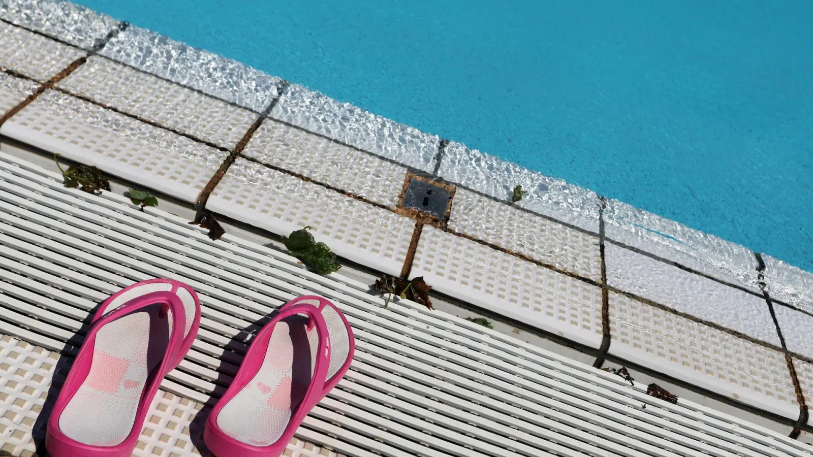 Das Mädchen war im Nichtschwimmerbecken untergegangen. (Symbolbild) (Foto: Karl-Josef Hildenbrand/dpa)