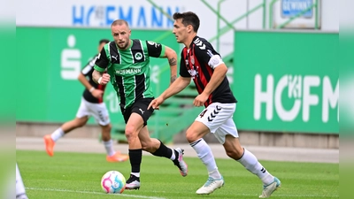 Abwehrstratege in Aktion: Ben Müller (rechts) im Trikot des TSV Aubstadt (links Daniel Adlung von der SpVgg Greuther Fürth II ). (Foto: Sportfoto Zink / Alexander Schlirf)
