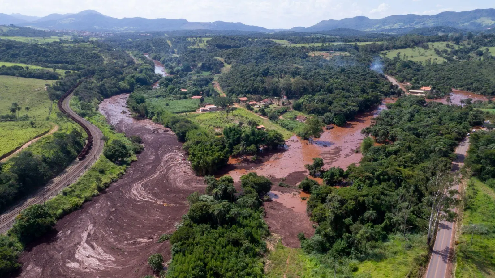 Die Schlammlawine nach dem Dammbruch an der Mine Córrego do Feijão war am 25. Januar 2019 in der Nähe der Gemeinde Brumadinho. (Foto: Bruno Correia/Agencia Nitro/dpa)