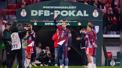 Harry Kane (m) wurde rund um das DFB-Pokal-Spiel bejubelt. (Foto: Sven Hoppe/dpa)