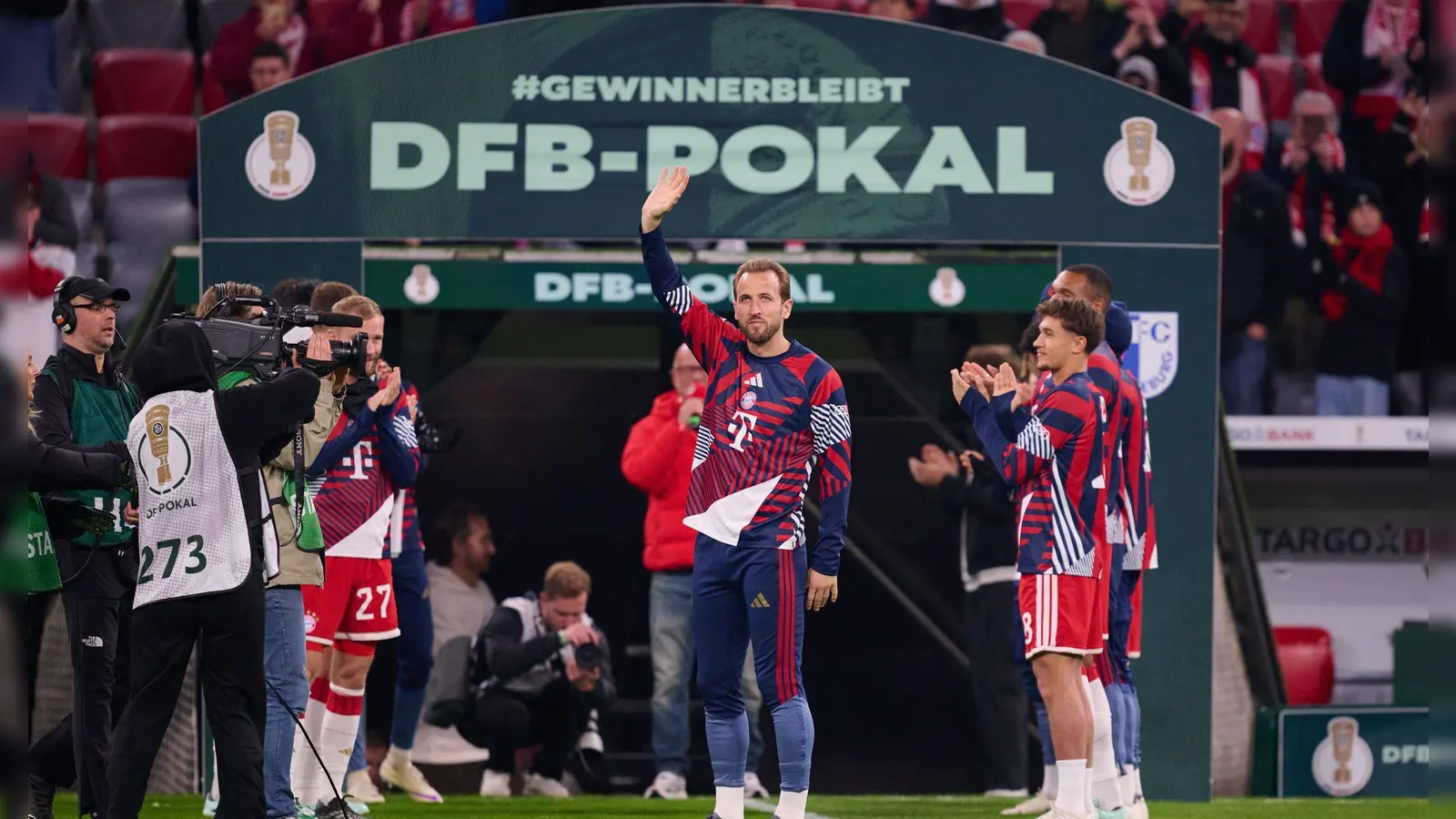 Harry Kane (m) wurde rund um das DFB-Pokal-Spiel bejubelt. (Foto: Sven Hoppe/dpa)