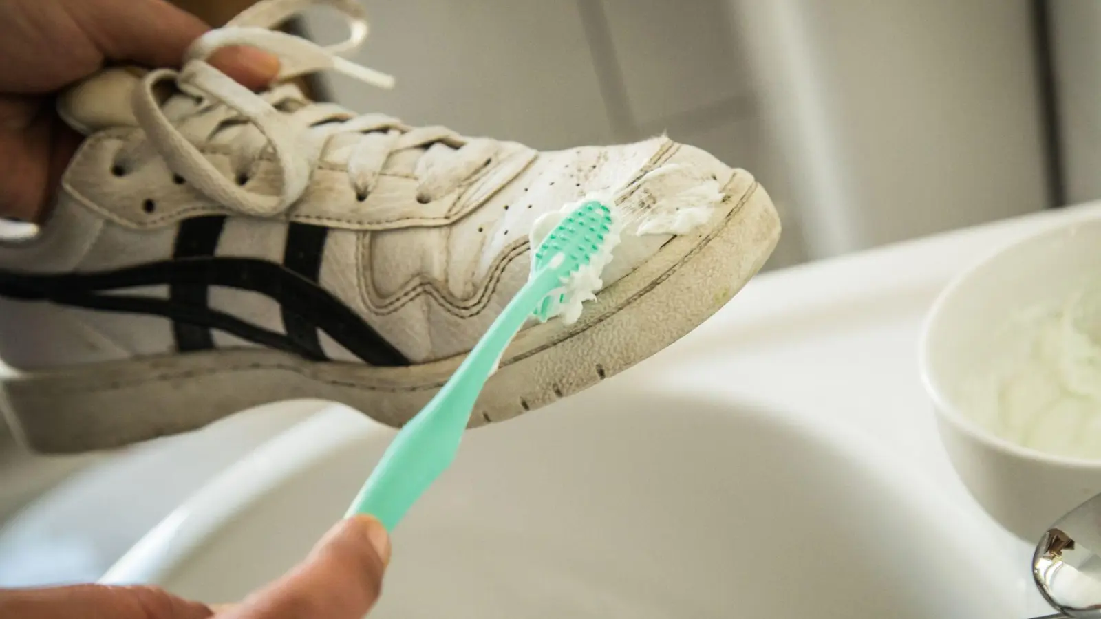 Schritt 3: Die Paste mit einer angefeuchteten Zahnbürste auf den Sneaker geben und fest schrubben. (Foto: Christin Klose/dpa-tmn)