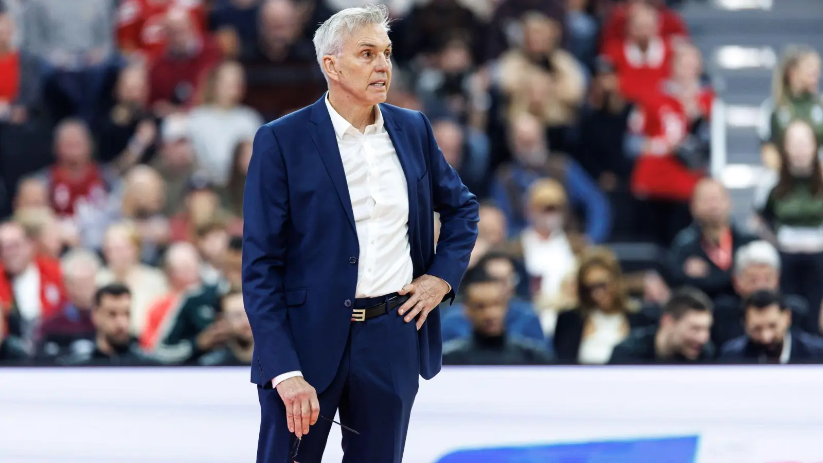 Bayerns Basketballer mit Coach Gordon Herbert gewinnen im BBL-Pokal in Bonn. (Foto: Matthias Balk/dpa)