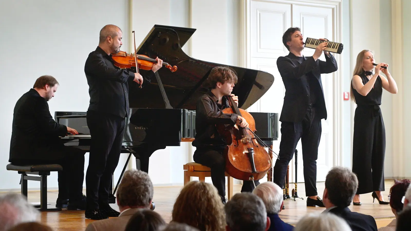 Eine Band ganz eigener Art: Spark, der Pianist Christian Fritz, der Geiger Stefan Balazsovics, der Cellist Victor Plumettaz, sowie Daniel Koschitzki und Andrea Ritter an der Melodica und der Blockflöte. (Foto: Jim Albright)