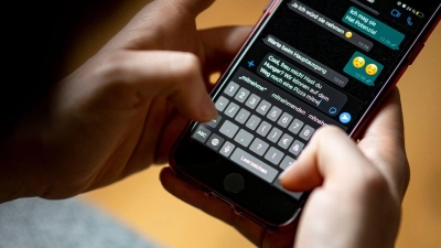 Einem Gesetzesvorschlag nach sollen Messaging-Dienste künftig mehr tun, um Kinder auf ihren Plattformen zu schützen. (Symbolbild) (Foto: Fabian Sommer/dpa)