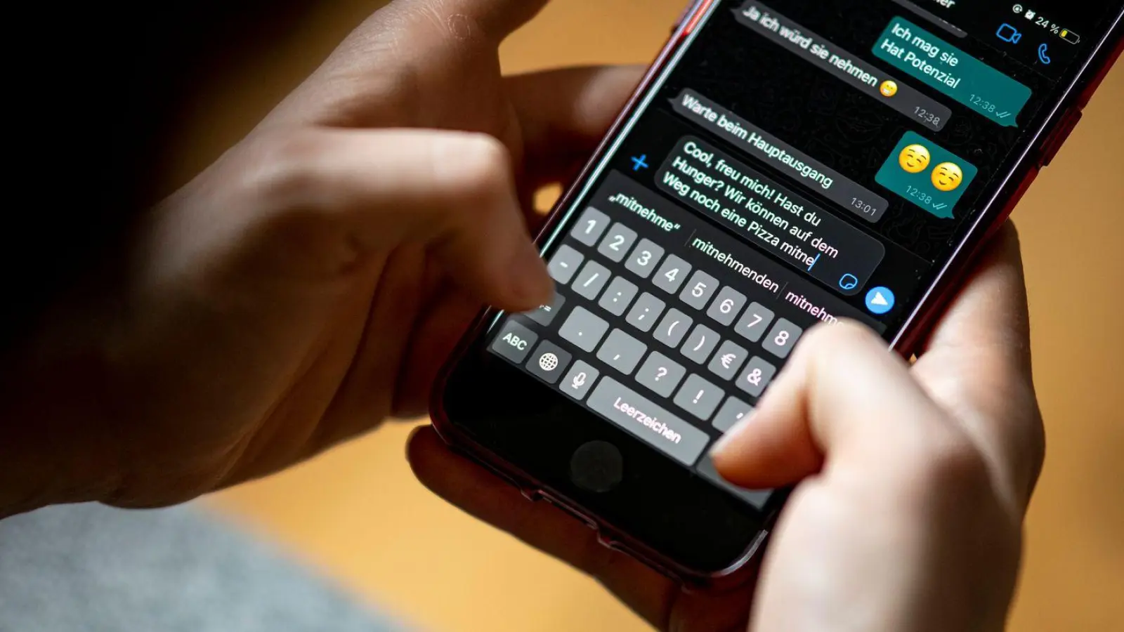 Einem Gesetzesvorschlag nach sollen Messaging-Dienste künftig mehr tun, um Kinder auf ihren Plattformen zu schützen. (Symbolbild) (Foto: Fabian Sommer/dpa)