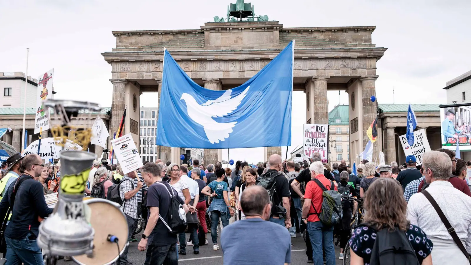 Mit dem Ende der Corona-Pandemie fiel ein wichtiges Thema der sogenannten Querdenker-Szene weg. (Archivbild) (Foto: Carsten Koall/dpa)