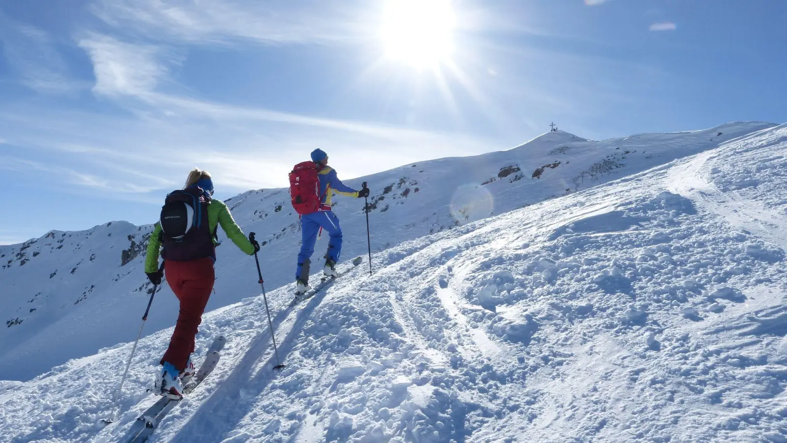 Skitouren fordern dem Körper viel ab. Deshalb ist es wichtig, dabei genügend zu trinken. (Foto: Florian Sanktjohanser/dpa-tmn)