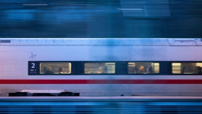 Die Ticketpreise bei der Bahn bleiben nach dem Fahrplanwechsel Mitte Dezember überraschend stabil. (Archivbild) (Foto: Marijan Murat/dpa)