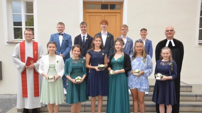 Begleitet vom Kirchenvorstand, Pfarrer Joachim Nötzig (rechts) und Jugenddiakon René van Drongelen (links) zogen am Sonntag „Exaudi“ sechs Konfirmandinnen und fünf Konfirmanden zur feierlichen Konfirmation in die Stadtkirche in Wassertrüdingen ein. (Foto: Peter Tippl)