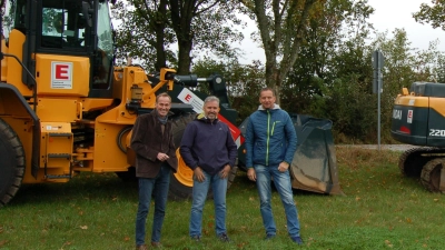 Gaben den Startschuss für das kleine Baugebiet an der Dürrwanger Straße (von links): Oberbürgermeister Dr. Christoph Hammer, Martin Engelhardt von der beauftragten Baufirma sowie Bauamtsmitarbeiter Martin Hemm. (Foto: Markus Weinzierl)