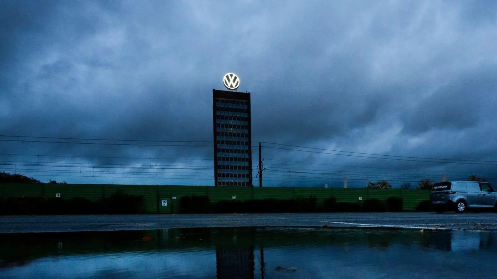 Düstere Wolken über Wolfsburg: Bereits zum zehnten Mal in Folge bricht der Quartalsgewinn ein. (Archivbild) (Foto: Julian Stratenschulte/dpa)