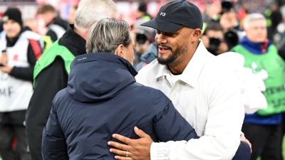 Wiedersehen beim Supercup und dann am achten Spieltag: Bayern-Coach Vincent Kompany (r) und sein BVB-Kollege Niko Kovac. (Archivbild) (Foto: Sven Hoppe/dpa)