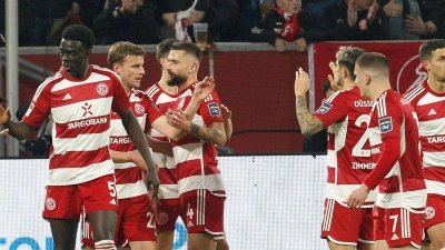 Die Fortuna rückt durch den Sieg im direkten Duell bis auf einen Punkt an den HSV heran. (Foto: Roland Weihrauch/dpa)