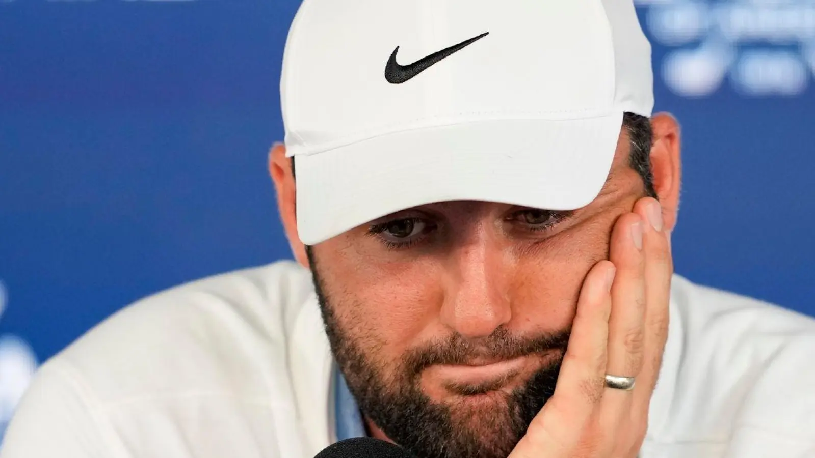 Scottie Scheffler gab nach der zweiten Runde der PGA Championship Auskunft über den Vorfall mit der Polizei. (Foto: Matt York/AP)