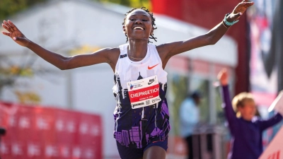 Ruth Chepngetich lief in Chicago als erste Frau einen Marathon unter 2:10 Stunden. (Foto: Tess Crowley/Chicago Tribune/AP/dpa)