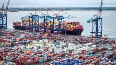 Die von Zollschranken und Handelsbarrieren gebremsten Exporte könnten sich zum Jahresende zumindest stabilisieren. (Archivbild) (Foto: Sina Schuldt/dpa)