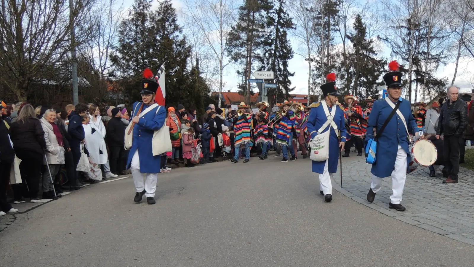 Die Stadtsoldaten führten den Faschingszug an. (Foto: Peter Zumach)