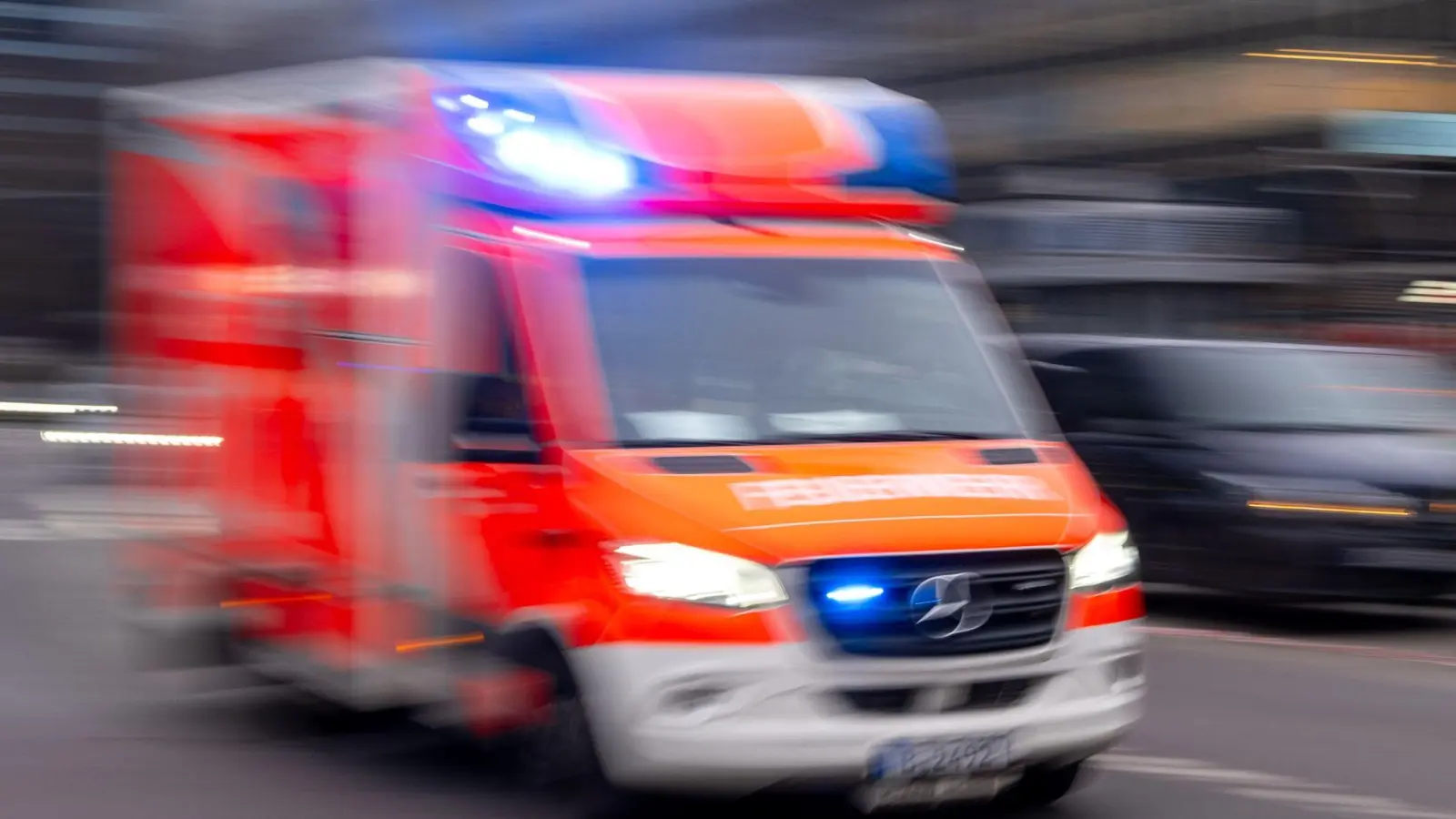 Die Passanten griffen rasch ein und starteten die Wiederbelebung. (Symbolbild) (Foto: Monika Skolimowska/dpa)
