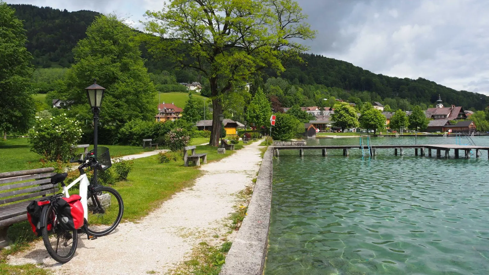 Die tiefste Stelle des Attersees liegt etwa 170 Meter unter der Wasseroberfläche. (Archivbild) (Foto: Andreas Drouve/dpa-tmn)