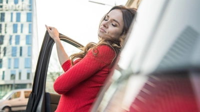 Kleine Pausen für einen Kurzschlaf oder etwas frische Luft können die Fahrtüchtigkeit - zumindest kurzfristig - wieder herstellen. (Foto: Christin Klose/dpa-tmn)