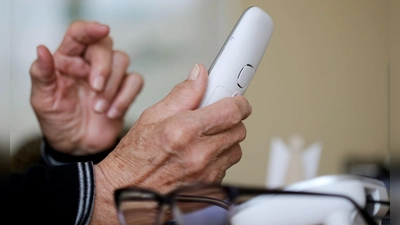 Senioren werden immer häufiger Opfer von Trickanrufen. (Symbolbild) (Foto: Roland Weihrauch/dpa)