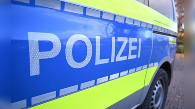 Ein Auto ist in Tapfheim durch eine Glasfront gefahren. Eine 25-Jährige wurde dabei leicht verletzt. (Symbolbild) (Foto: Bernd Weißbrod/dpa)