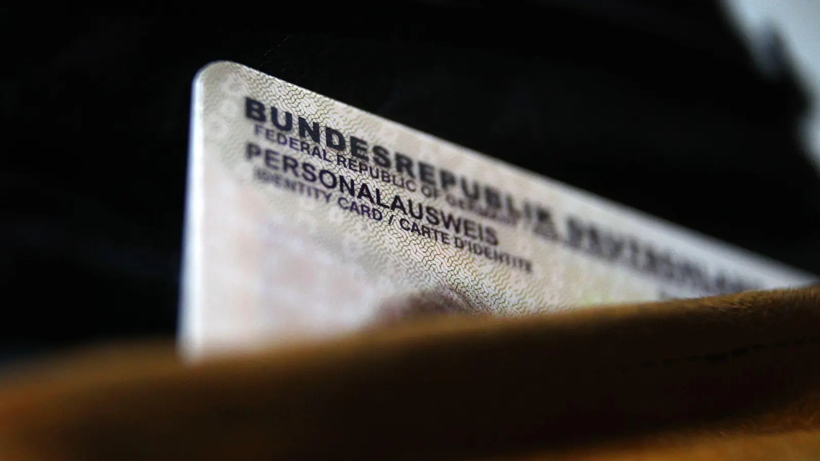 Der verloren gegangene Ausweis hat eine weite Reise hinter sich. (Symbolbild) (Foto: Karl-Josef Hildenbrand/dpa)
