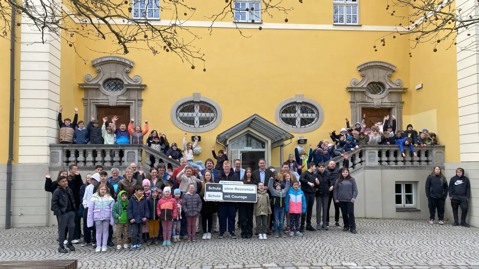 Mehr als 70 Prozent der Schulfamilie mussten im Vorfeld anonym zustimmen, dass die Wolfhard-Schule Teil des Netzwerkes „Schule ohne Rassismus – Schule mit Courage“ würde. Nun bekam das Herriedener Förderzentrum das Siegel verliehen. (Foto: Lisa-Maria Liebing)