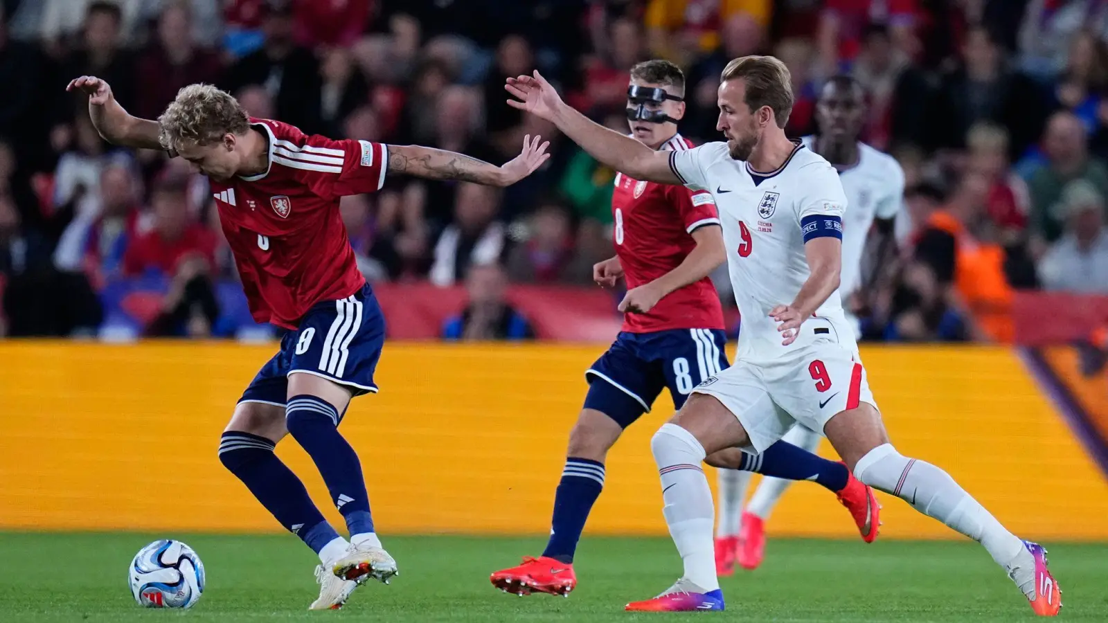 Harry Kane (rechts) traf erneut für England. (Foto: Petr David Josek/AP/dpa)