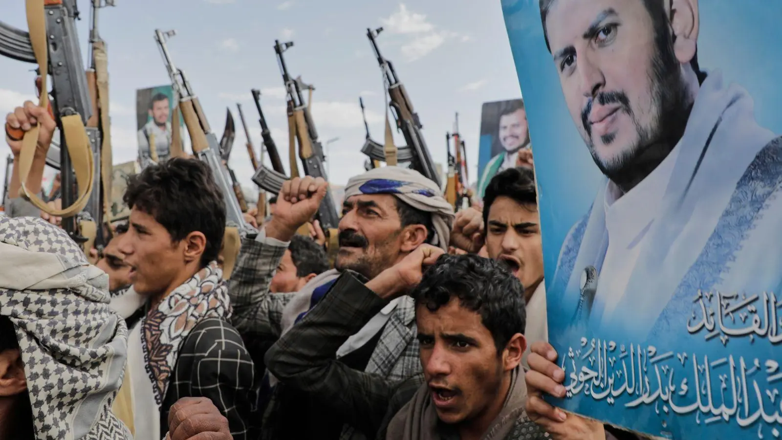 Der Anführer der Huthi-Miliz im Jemen droht Israel. (Archivbild)  (Foto: Osamah Abdulrahman/AP/dpa)