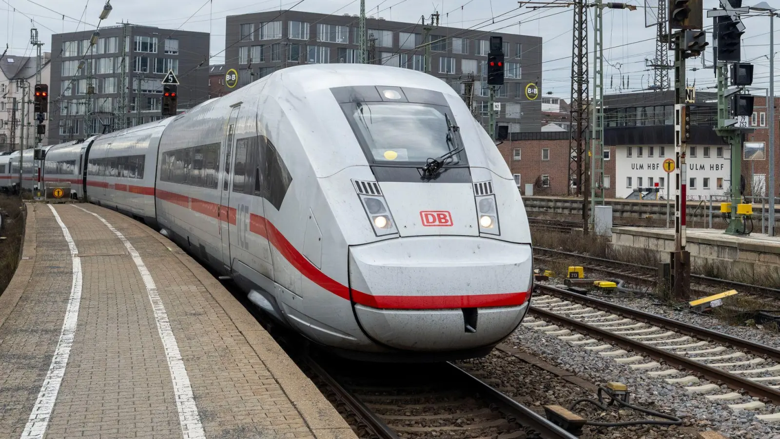 Wegen eines verdächtigen Gegenstands wurden Teile des Ulmer Hauptbahnhofs zeitweise gesperrt. (Symbolfoto) (Foto: Stefan Puchner/dpa)