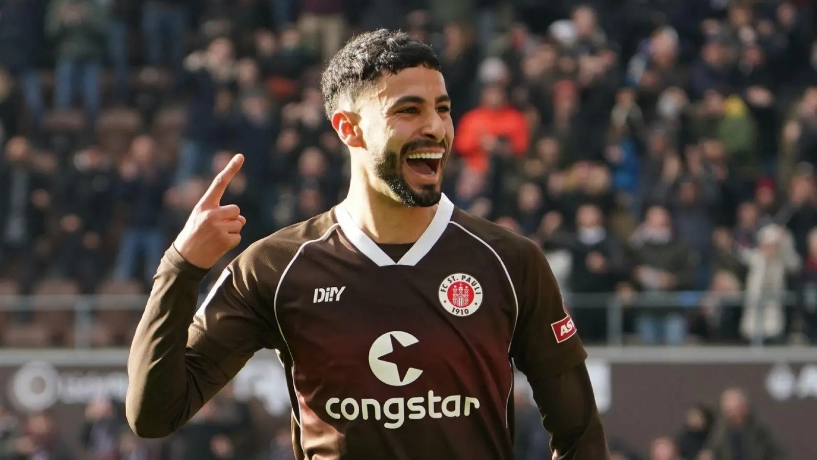 Späte Entscheidung: St. Paulis Torschütze Elias Saad jubelt nach seinem Treffer zum 3:2. (Foto: Marcus Brandt/dpa)