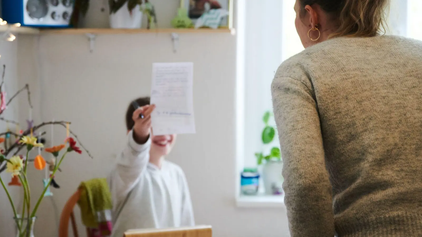 Ganz ohne Engagement der Eltern klappt es in der Schule nicht. (Symbolbild) (Foto: Annette Riedl/dpa)